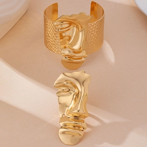 Set bracciale e anello in oro con rilievo del profilo del viso e incisione artistica