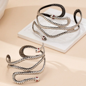 Bracelet serpent vintage argenté avec yeux en strass rouges et texture écaillée