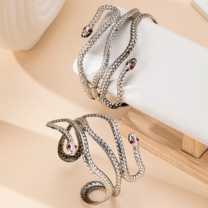 Bracelet serpent argenté exagéré avec écailles détaillées et yeux en rubis rouge