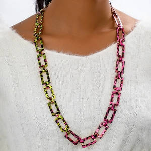 Long collier à gros maillons avec imprimé léopard et dégradé de vert néon à rose