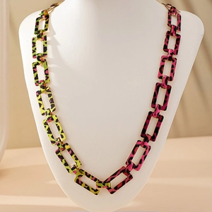 Gros plan d'un collier à maillons carrés léopard avec un fini dégradé coloré chic