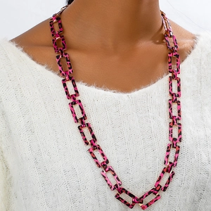 Long collier à gros maillons rectangulaires évidés avec imprimé léopard rose mode