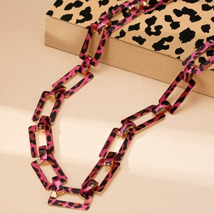 Gros plan d'un collier à maillons rectangulaires épais avec motif léopard rose et noir