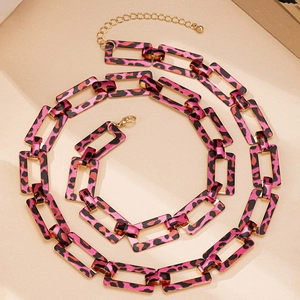 Détail d'un collier à maillons carrés orné de motifs léopard roses audacieux