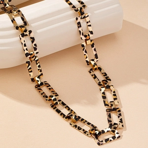 Gros plan d'un collier long avec maillons rectangulaires à motif léopard élégant