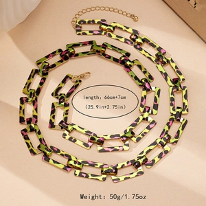 Détail du collier à gros maillons motif léopard vert néon et rose avec fermoir mousqueton