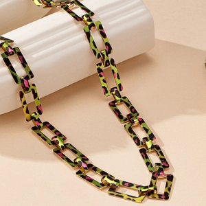 Gros plan détaillé d'un collier long avec imprimé léopard mixte sur des maillons rectangulaires