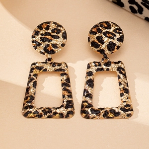 Orecchini bohémien con stampa leopardata, metallo martellato oro e pendente a trapezio