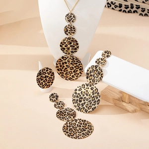 Dettaglio della collana a dischi leopardati e orecchini lunghi su manichino