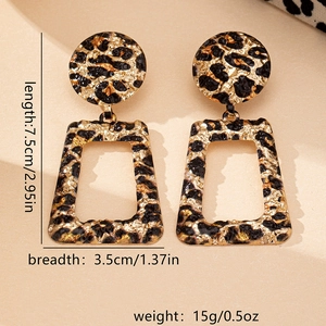Dettaglio orecchini boho leopardati con indicazione delle dimensioni 7,5x3,5 cm