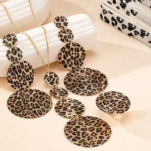 Vista macro del set gioielli leopardato con collana circolare a più livelli e orecchini