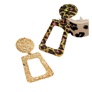 Orecchini bohémien geometrici grandi con oro martellato e stampa animalier multicolore