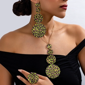 Set gioielli leopardati stile boho con collana a disco, orecchini e anello su modella