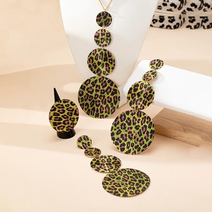 Vista dettagliata del set di gioielli con stampa leopardata, collana, orecchini e anello