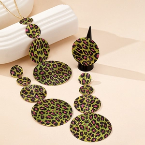 Dettaglio della collana e degli orecchini leopardati con motivi verde brillante