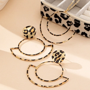 Chic geometric leopard print jewelry set with round necklace and earrings in gold plating