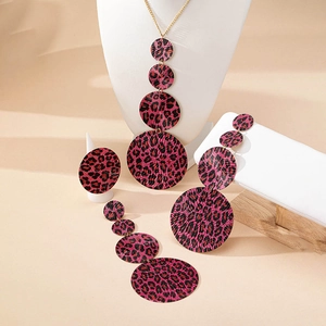 Set gioielli leopardato rosa con collana a dischi geometrici, orecchini e anello
