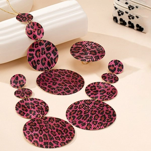 Dettaglio del set di gioielli leopardati fucsia con dischi rotondi e finiture dorate