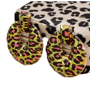 Fashionable leopard print circular earrings in gold with pink and black spots for women