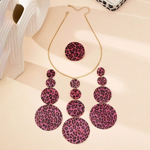 Set gioielli leopardato rosa con collana circolare graduata, orecchini e anello in mostra