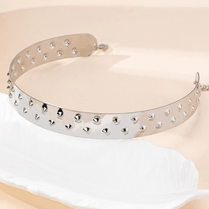 Poliertes silbernes Punk-Choker-Halsband mit geprägten Nieten und verstellbarer Kette