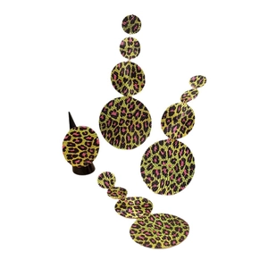 Set gioielli con perline leopardate, orecchini geometrici e anello per look alla moda