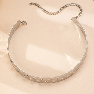 Detaillierte Makroansicht des silbernen Punk-Chokers mit Metallnieten und Verschluss