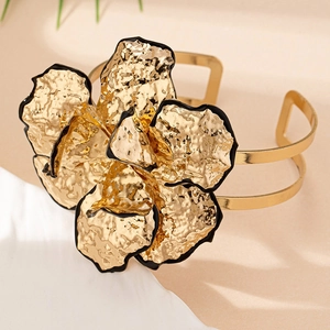 Bracciale rigido dorato artistico con petali in metallo martellato e design aperto