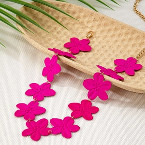 Collier bohème avec fleurs rose vif et anneaux dorés pour un style de plage élégant