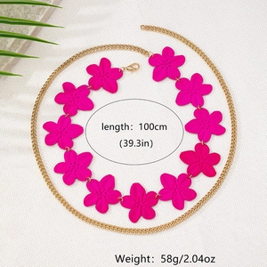 Détail de la chaîne de taille à fleurs fuchsia, longueur 100 cm avec maillons dorés fins