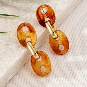Vintage-Ohrstecker aus Bernsteinharz mit goldenem Metallglied und Schweinenasen-Design