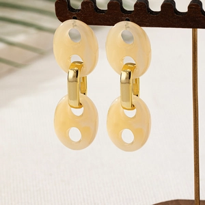 Vintage-Ohrringe aus cremefarbenem Harz mit Marmortextur und goldenen Metallgliedern