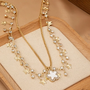 Bijou de tête doré multicouche avec pendentif trèfle en strass et breloques papillon