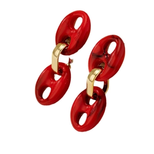 Vintage rote marmorierte Harzohrringe in Ovalform mit goldenen Metallelementen auf Weiß
