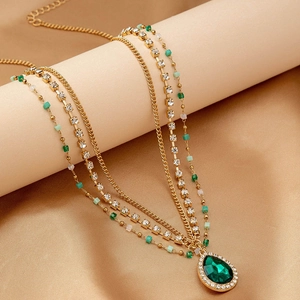 Collier bohème multicouche doré avec pendentif émeraude verte et strass scintillants