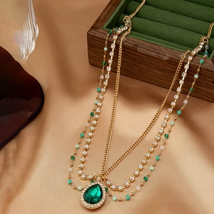 Bijou de tête bohème multicouche doré avec pendentif émeraude verte en poire