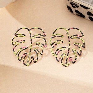 Detail van monstera blad oorbellen met levendige roze en gele marmeren textuur