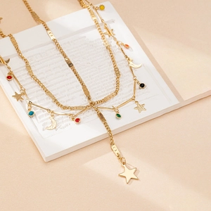 Collier multicouche bohème doré avec breloques lune et étoile et perles colorées