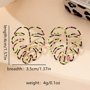 Detailweergave van de monstera-oorbellen met afmetingen 4 cm lang en 3,5 cm breed