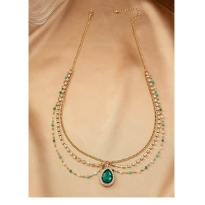 Bijou de tête bohème doré avec pendentif goutte vert émeraude et strass brillants