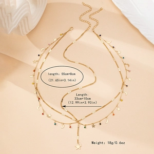 Détail d'un bijou de tête doré multicouche avec étoiles et lunes et dimensions précises
