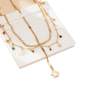 Bijou de tête bohème doré multicouche avec charmes étoile lune et perles émaillées