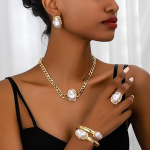 Ensemble de Bijoux Künstliche Perles Baroques Vintage pour Femmes Alliage Plaqué Or Grosse Chaîne Cubaine Collier Boucles d'Oreilles Bracelet Bague Luxe