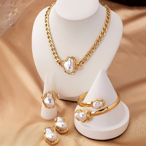 Parure bijoux en perles baroques avec collier, bracelet, bague et boucles sur soie