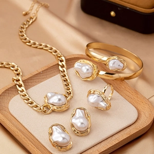 Ensemble bijoux perles baroques avec collier doré, bracelet, bague et boucles
