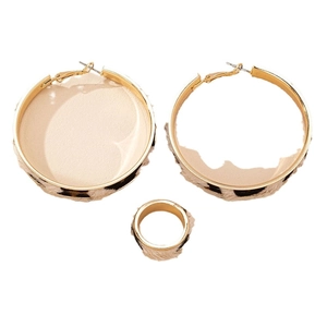 Conjunto de joyas con pendientes de aro de leopardo dorados y anillo a juego de moda