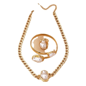Ensemble bijoux perles baroques avec collier chaîne gourmette dorée, bague et bracelet chic