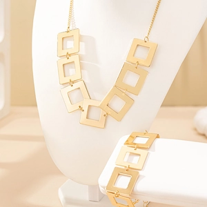 Conjunto minimalista de collar y pulsera dorados con eslabones cuadrados en soporte