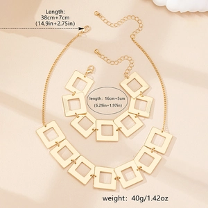 Detalle de un conjunto de collar y pulsera de eslabones cuadrados dorados geométricos