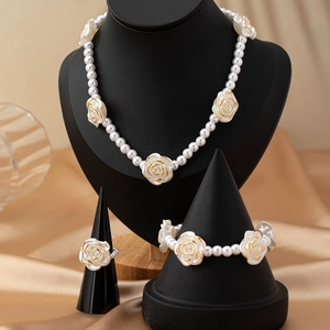 Elegantes Schmuckset mit weißen Rosen und Perlen, bestehend aus Halskette und Armband